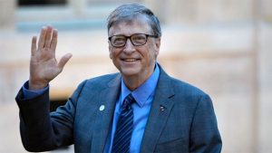 Bill Gates saludando rituales para atraer el dinero